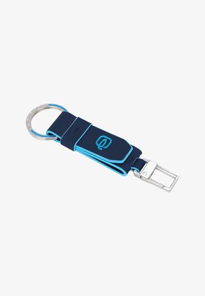 Portachiavi blu navy con dettagli azzurri e cinturino in silicone. Presenta un anello portachiavi in metallo argentato e una clip rettangolare staccabile.