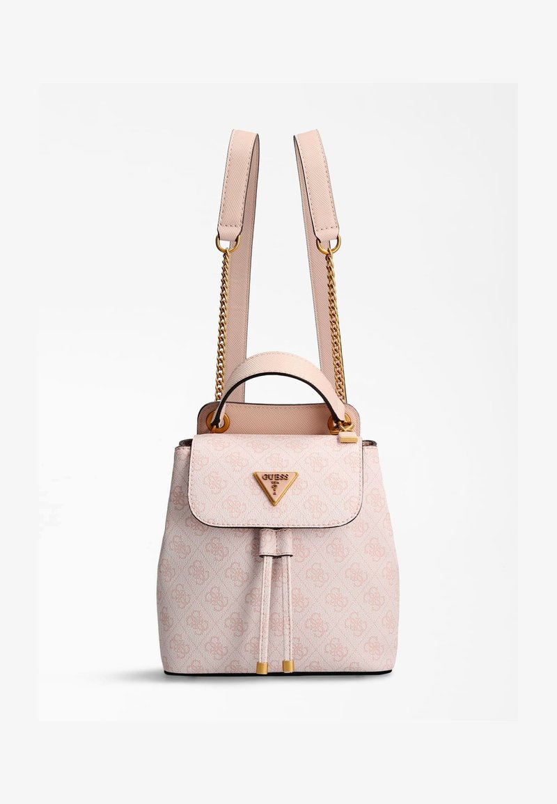 Petit sac à dos rose clair avec rabat avant, fermeture à cordon, chaîne dorée et bretelles en cuir, avec logo Guess sur le rabat.