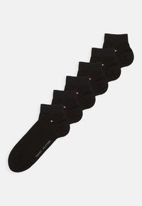 Schwarze Knöchelsocken im Sechserpack. Aus Baumwolle gefertigt, mit einem gerippten Bündchen und einem kleinen Logoakzent in Rot, Weiß und Blau.