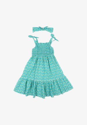 Niebieska, bezrękawnikowa sukienka na lato z marszczonym gorsetem, falbanką u dołu i kwiatowym wzorem, w zestawie z dopasowaną opaską na głowę z kokardą o tym samym kwiatowym wzorze.