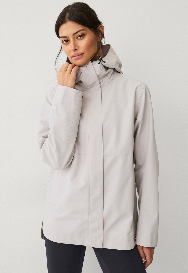 Helle, graue, wasserdichte Jacke mit hohem Kragen, verstellbare Kapuze und Taschen. Glatte Textur mit matter Oberfläche und minimalistischem Design.
