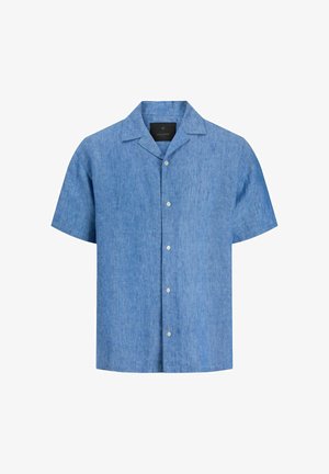 Chemise en lin bleu à manches courtes avec boutons blancs et col camp, présentée sur fond blanc.