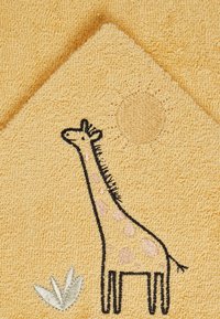 Gelbes Handtuch mit strukturierter Oberfläche, das ein gesticktes Design aus einer Giraffe, einer Sonne und Blättern zeigt. Die Giraffe hat hellbraune Flecken und eine schwarze Umrandung.