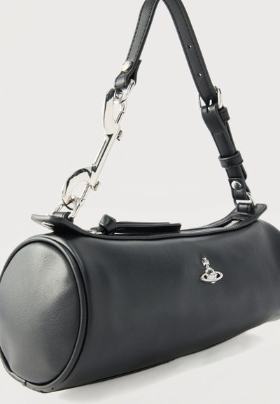 Μαύρη κυλινδρική δερμάτινη τσάντα χειρός με ρυθμιζόμενο λουράκι, ασημί μεταλλικά εξαρτήματα και μικρό στρογγυλό μεταλλικό λογότυπο στο πλάι.