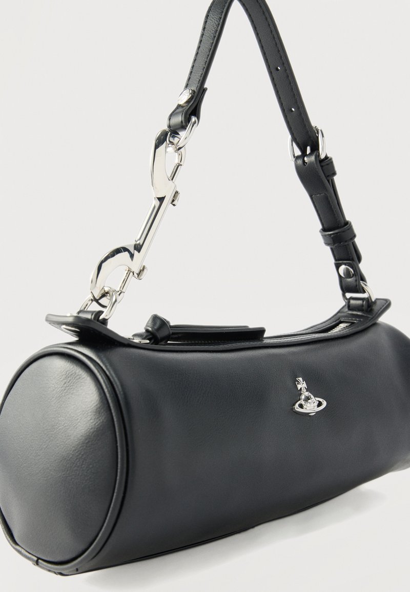 Schwarze zylindrische Lederhandtasche mit verstellbarem Riemen, silberfarbenen Beschlägen und kleinem rundem Metalllogo an der Seite.