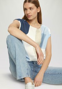 s.Oliver SEIDIGES AUS STRETCH MIT VORDERSEITIGER MUSTERUNG UND ÜBERSCHNITTENEN SCHULTERN - Blouse - ecru