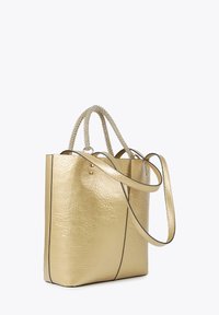 Zlatá metalická taška s textúrovaným povrchom, kontrastnými čiernymi okrajmi, dvojitými reťazovými a popruhovými rúčkami, priestranným interiérom a bez viditeľných zapínaní.