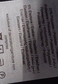 Textielverzorgingslabel met samenstelling van de stof: 31% polyester, 5% elastaan. Grijze achtergrond met zwarte gedrukte tekst in meerdere talen.