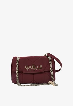Borsa a tracolla trapuntata color bordeaux con catena argentata, caratterizzata da una patta magnetica e logo in rilievo "GAËLLE PARIS" sulla parte frontale.