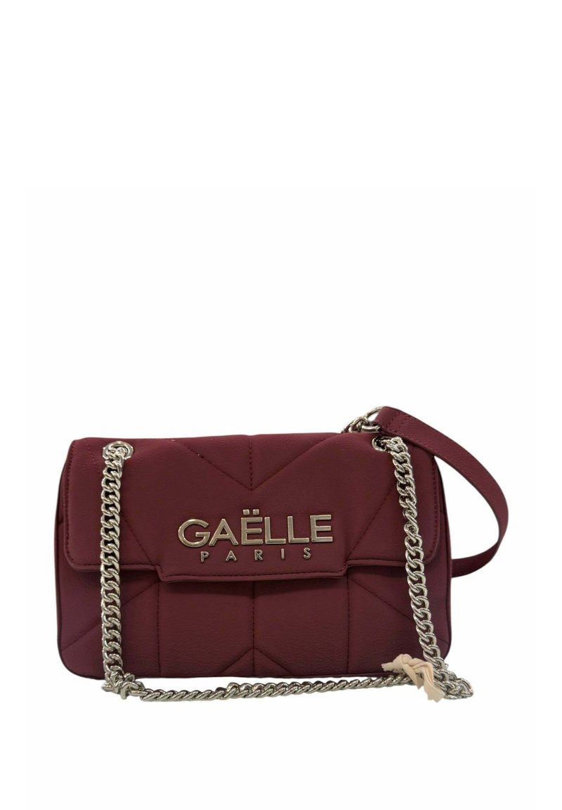 Borsa a tracolla trapuntata color bordeaux con catena argentata, caratterizzata da una patta magnetica e logo in rilievo "GAËLLE PARIS" sulla parte frontale.