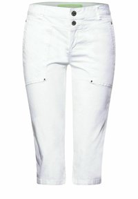 Bílé zkrácené kalhoty s hladkým povrchem, které mají dvě přední kapsy, dvojité zapínání na knoflíky a černé kovové detaily.
