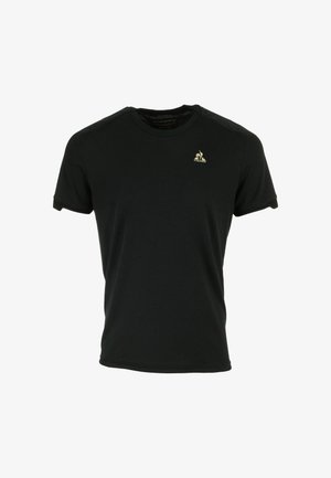 T-shirt noir à manches courtes et col rond avec un petit logo doré Le Coq Sportif sur la poitrine gauche.