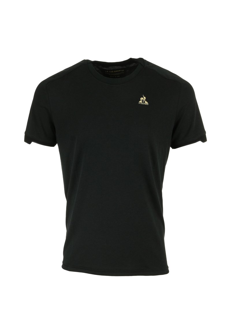T-shirt noir à manches courtes et col rond avec un petit logo doré Le Coq Sportif sur la poitrine gauche.
