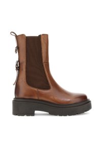 Brun läderankelstövel med mörk elastisk sidopanel, två bakre spännband, kraftig svart sula och dragrem på vit bakgrund.