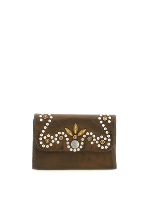Portafoglio in pelle marrone decorato con borchie a foglia d'oro, borchie circolari d'argento e motivi floreali sulla patta anteriore.