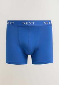 Plave pamučne bokserice sa prilagođenim oblikom, sa pojasom označenim sa "NEXT" u bijelom slovu. Glatka tekstura, bez uzoraka.