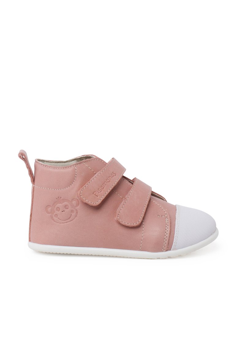 Scarpa per bambino in pelle rosa con punta in gomma bianca, due cinturini in Velcro e un volto di scimmia impresso di lato.