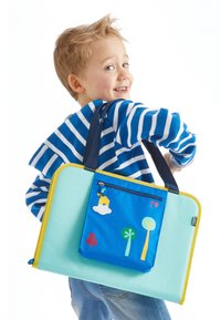 Niebiesko-zielony plecak dziecięcy z przednią kieszenią ozdobioną kolorowymi motywami drzew i chmur, żółtym zamkiem błyskawicznym i niebieskimi paskami.