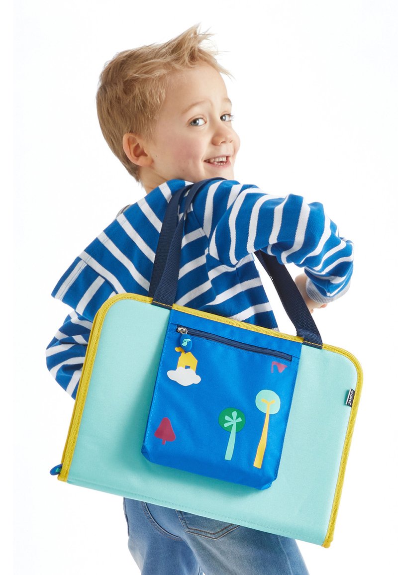Niebiesko-zielony plecak dziecięcy z przednią kieszenią ozdobioną kolorowymi motywami drzew i chmur, żółtym zamkiem błyskawicznym i niebieskimi paskami.