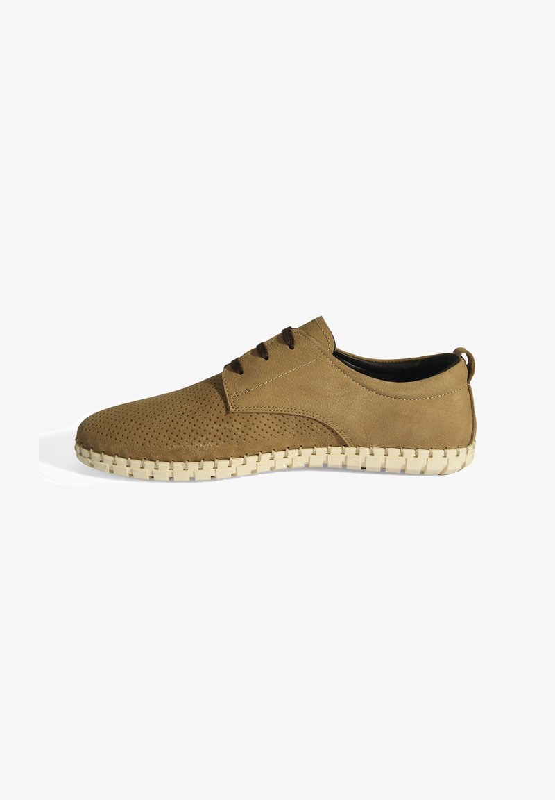 Des chaussures en cuir perforé marron avec une semelle contrastante couleur beige, dotées de trois lacets marron foncé et d'un design épuré et profil bas.