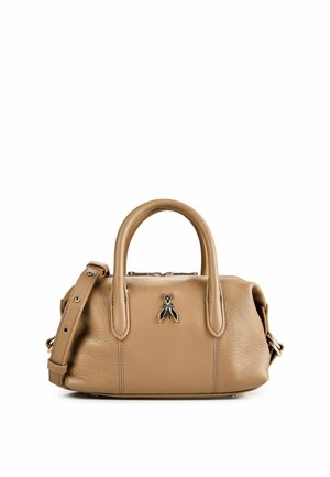Kleine hellbraune Ledertasche mit zwei Griffen, verstellbarem Schulterriemen und einem metallischen, insektenförmigen Logo in der Mitte vorne.