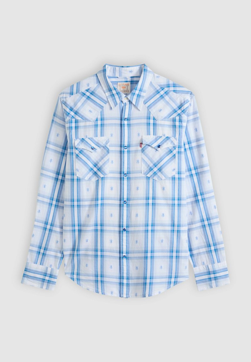 Hvid langærmet skjorte med knapper og blåternet mønster, to brystlommer og spidst krave, lagt fladt på en lys baggrund.