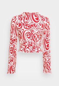 Röd och vit långärmad topp med ribbad textur och virvlande mönster; cropped design med rak nederkant och något utsvängda ärmar.
