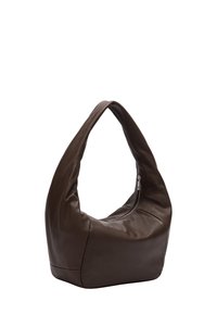 Brązowa skórzana torba na ramię z asymetrycznym designem, wyposażona w zamek błyskawiczny i gładką teksturę oraz zakrzywiony pasek ułatwiający noszenie.