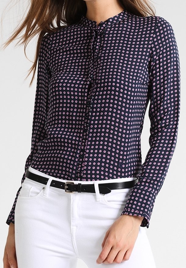 Laivastonsininen pitkähihaiseksi puseroksi, jossa on napitus edessä, vaaleanpunainen pyöreä kuvio, pyöreä kaulus ja slim fit -malli. Yhdistetty valkoisiin housuihin.