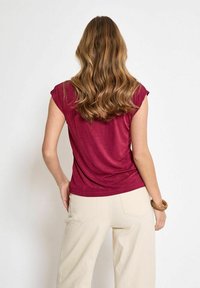 Desires BOB SHORTSLEEVE SHIMMER - Jednoduché tričko - rhododendron red