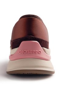 Ténis castanho com material liso, detalhe rosa no calcanhar, sola bege e tecido castanho texturizado na parte superior para maior detalhe.