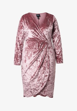 Sukienka owijana z weluru w kolorze przykurzonego różu, z długimi rękawami, dekoltem w literę V i detalem w postaci marszczenia w talii, cechująca się miękką teksturą i subtelnym połyskiem.