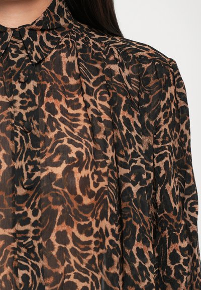 Bluse med leopardprint i let stof; har en klassisk krave, knapdetaljer og subtile plisseringer med en blanding af brune og sorte nuancer.