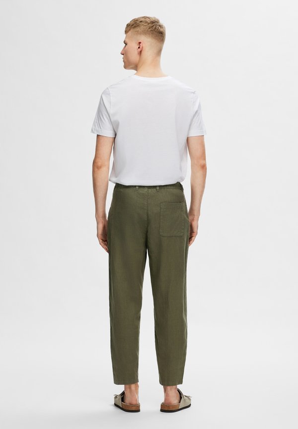SLH180 RELAXED CROPPED MAGNUS PANT - Trousers - forest night2