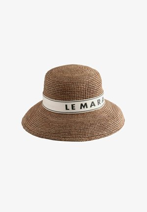 Chapeau de soleil tressé marron avec large bord et bande blanche avec texte noir "LE MARA".