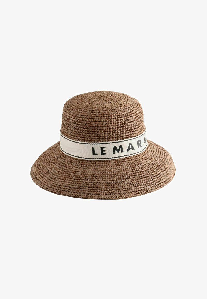 Chapeau de soleil tressé marron avec large bord et bande blanche avec texte noir "LE MARA".