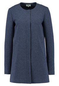 Cappotto texture blu navy, collo rotondo, chiusura frontale con bottoni a pressione, due tasche laterali e maniche lunghe con design a taglio dritto.