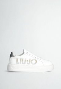 Sneaker bianco con pelle texturizzata, accenti metallici argento sul tallone e logo "LIU•JO" in lettere dorate lucide sul lato.