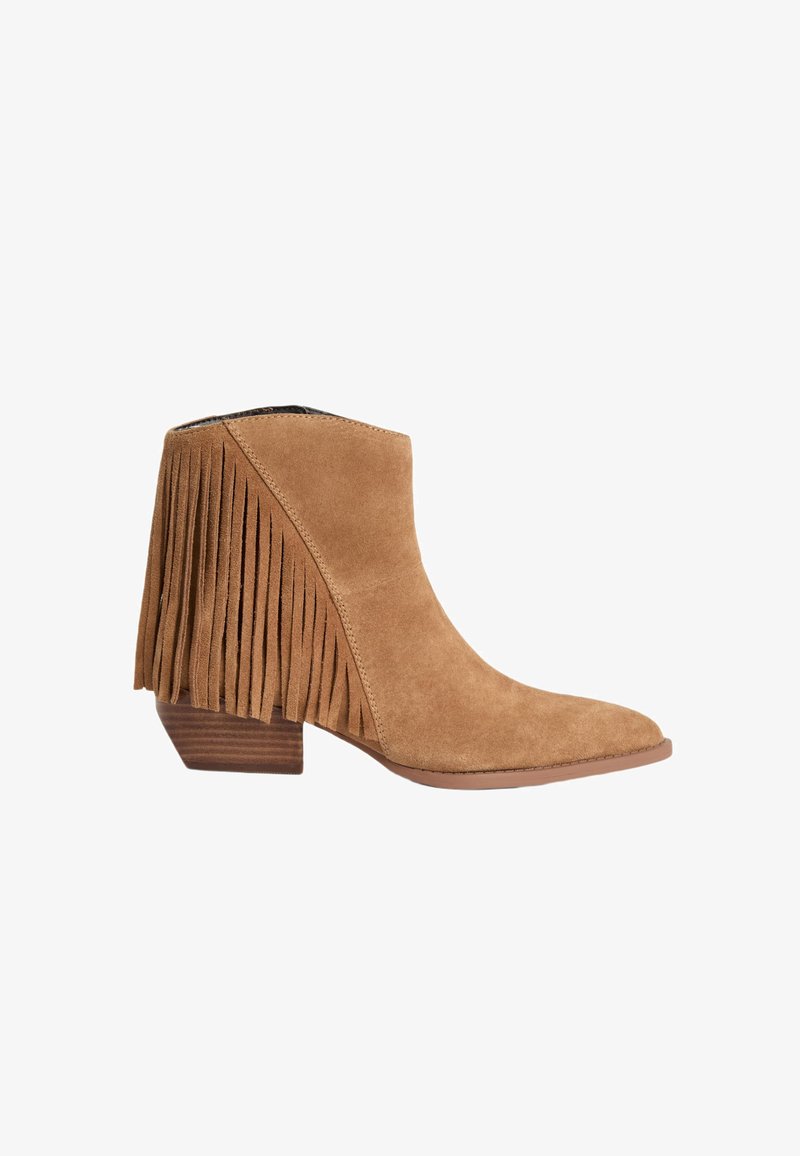 Botín de ante marrón claro con punta afilada, detalles de flecos a lo largo del costado y un tacón de madera apilada. Parte superior suave con una textura suave.