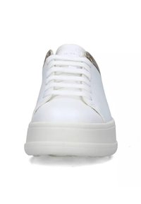 Sneaker bianco con tomaia in pelle liscia, lacci piatti e colletto imbottito. Presenta una suola spessa bianca e dettagli metallici vicino ai fori dei lacci.