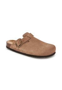Zoccolo in suede marrone con punta rotonda, una fibbia e una soletta testurizzata, dotato di una morbida fodera interna e una suola in gomma.