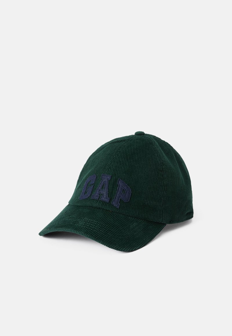 Grønn kordfløyelslue med bøyd skjerm, prydet med navy blå broderte "CAP" bokstaver foran. Teksturert overflate med synlige ribber.