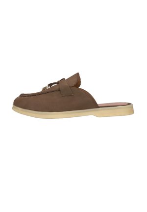 Brauner Slip-On-Loafer mit cremefarbener Sohle und Metall-Schnalle oben vor weißem Hintergrund.