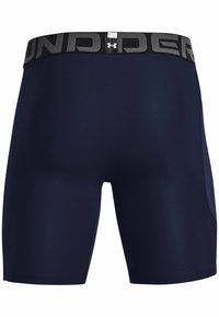 Marinefarbene Sportunterwäsche mit glattem Material, ausgestattet mit einem breiten schwarzen Bund, auf dem der Markenname in Grau deutlich sichtbar ist.