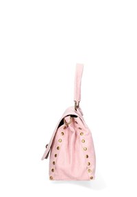 Roze stoffen tas met een gevouwen ontwerp, voorzien van goudkleurige studs langs de zijkant en een korte handgreep aan de bovenkant.