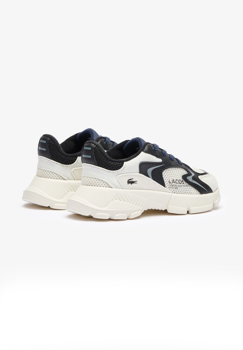 Baskets Lacoste en blanc et bleu marine, avec des panneaux en mesh, une semelle rembourrée et des accents contrastants. Détail du logo visible sur le côté.