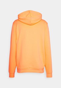 Orange hoodie tillverkad av mjuk bomull med dragsko på huvan, långa ärmar samt ribbade muddar och nederkant. Inga synliga logotyper eller mönster.