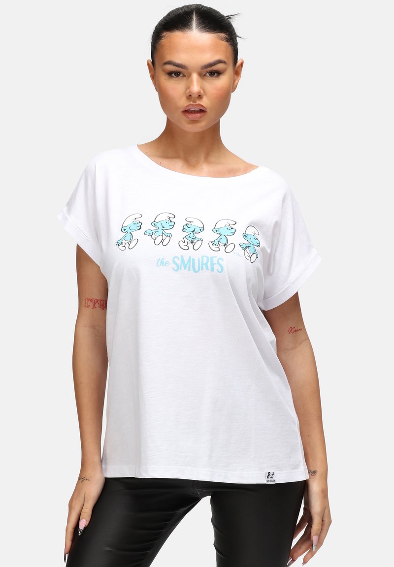 Hvid kortærmet T-shirt med blå tegneseriefigur Smølfer grafik og teksten "SMØLFENE." Lavet af bomuld, med en afslappet pasform og rund halsudskæring.