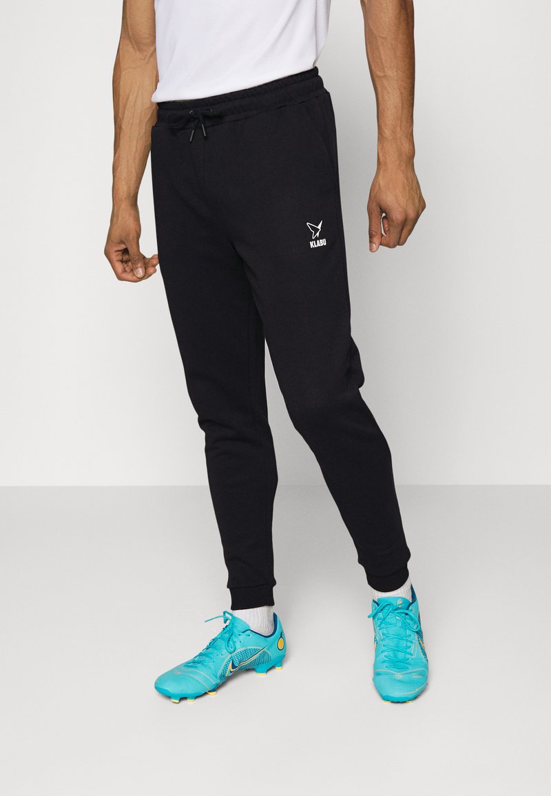 Herren Trainingsanzüge | KLABU BUTTERFLY PANTS Jogginghose black/schwarz - TJ97843 Herren Trainingsanzüge | KLABU BUTTERFLY PANTS Jogginghose black/schwarz - TJ97843