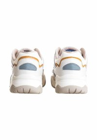 Sneaker bianche con accenti beige, dettagli in rete testa di moro e pannelli sintetici lisci. Suole in gomma spesse con design curvato.